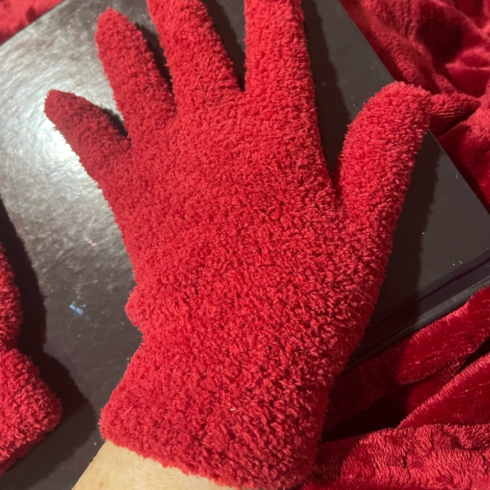 - Fuzzy gloves soft stretchy no flaw Unisex red